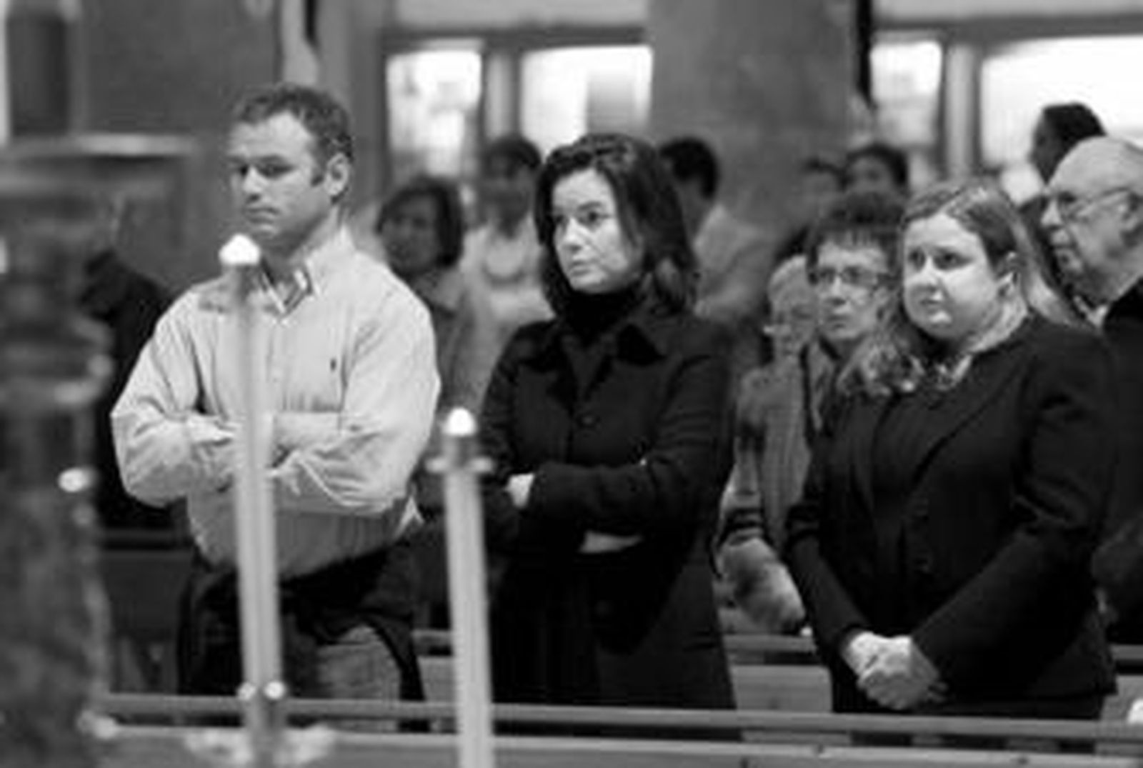 La hija de Miguel Márquez, Verónica, en el centro, durante la ceremonia religiosa.