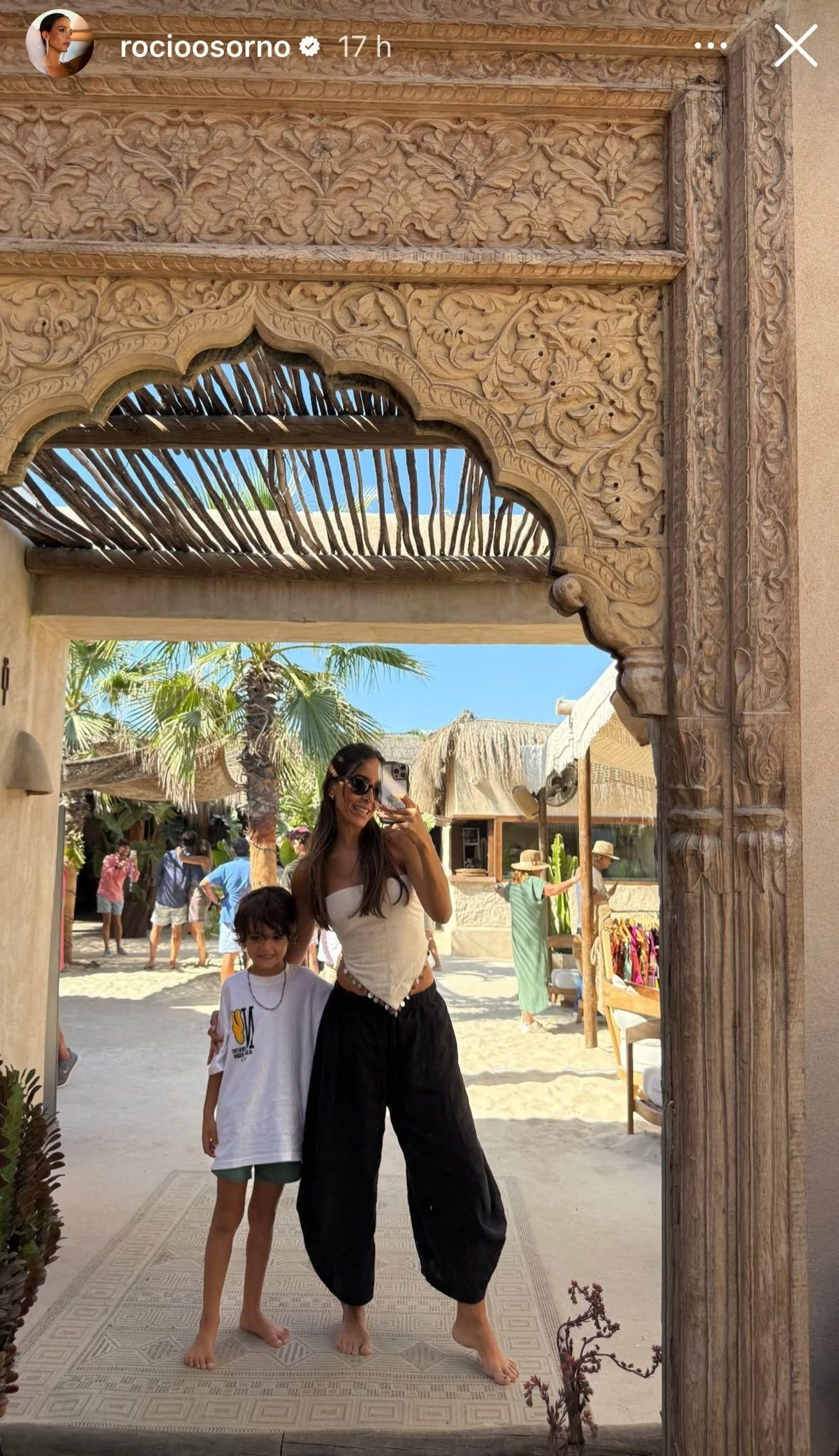 Rocío Osorno posando junto a uno de sus hijos en una story.