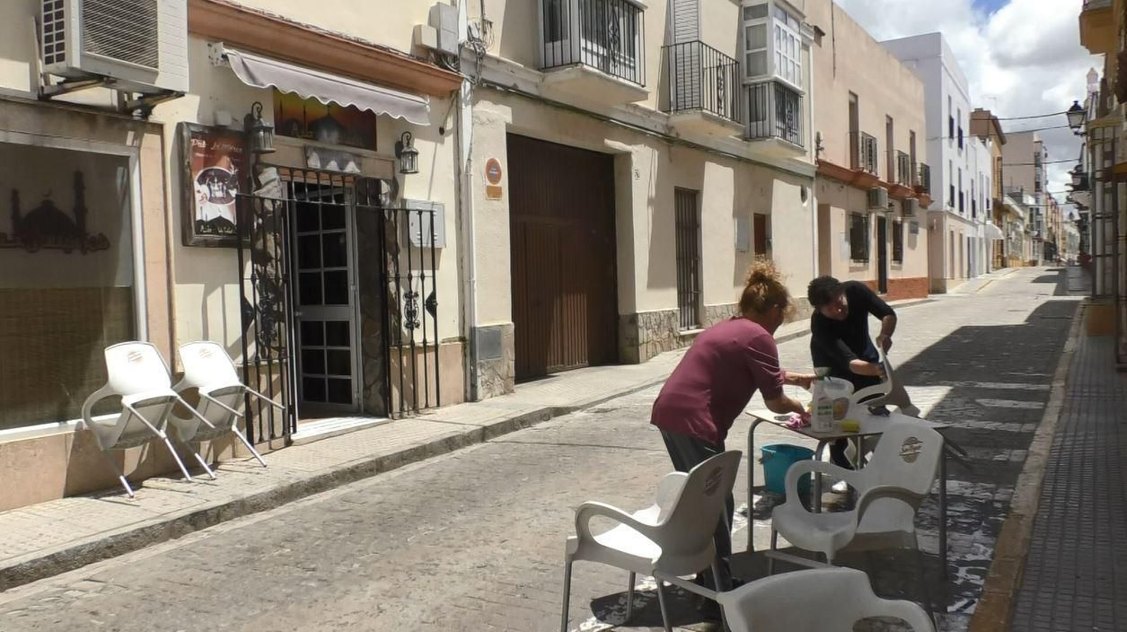 Una de las terrazas instaladas en la calle Amargura durante la peatonalización temporal