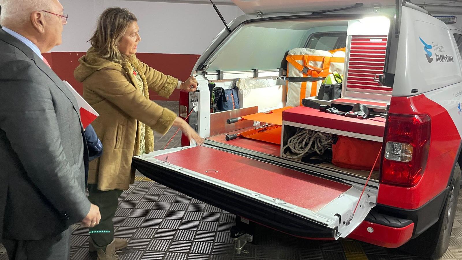 Antonio de la Vega y Patricia Mauri revisando el vehículo de Cruz Roja.