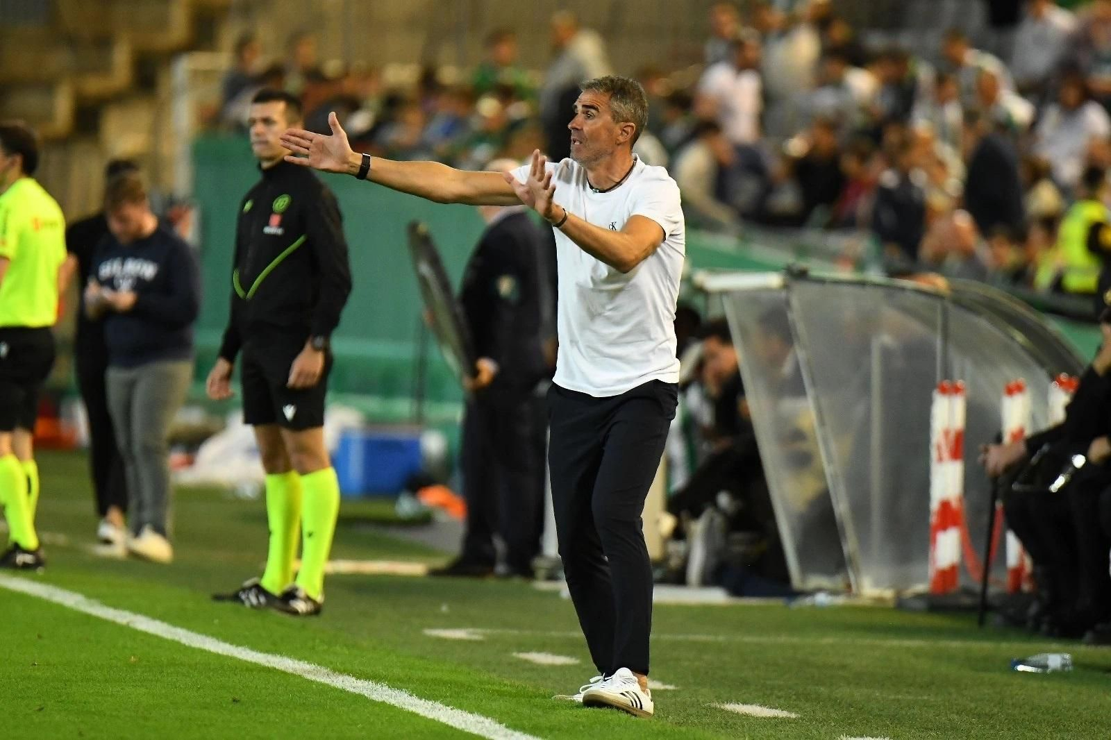 Garitano trata de corregir algunos conceptos con sus jugadores.