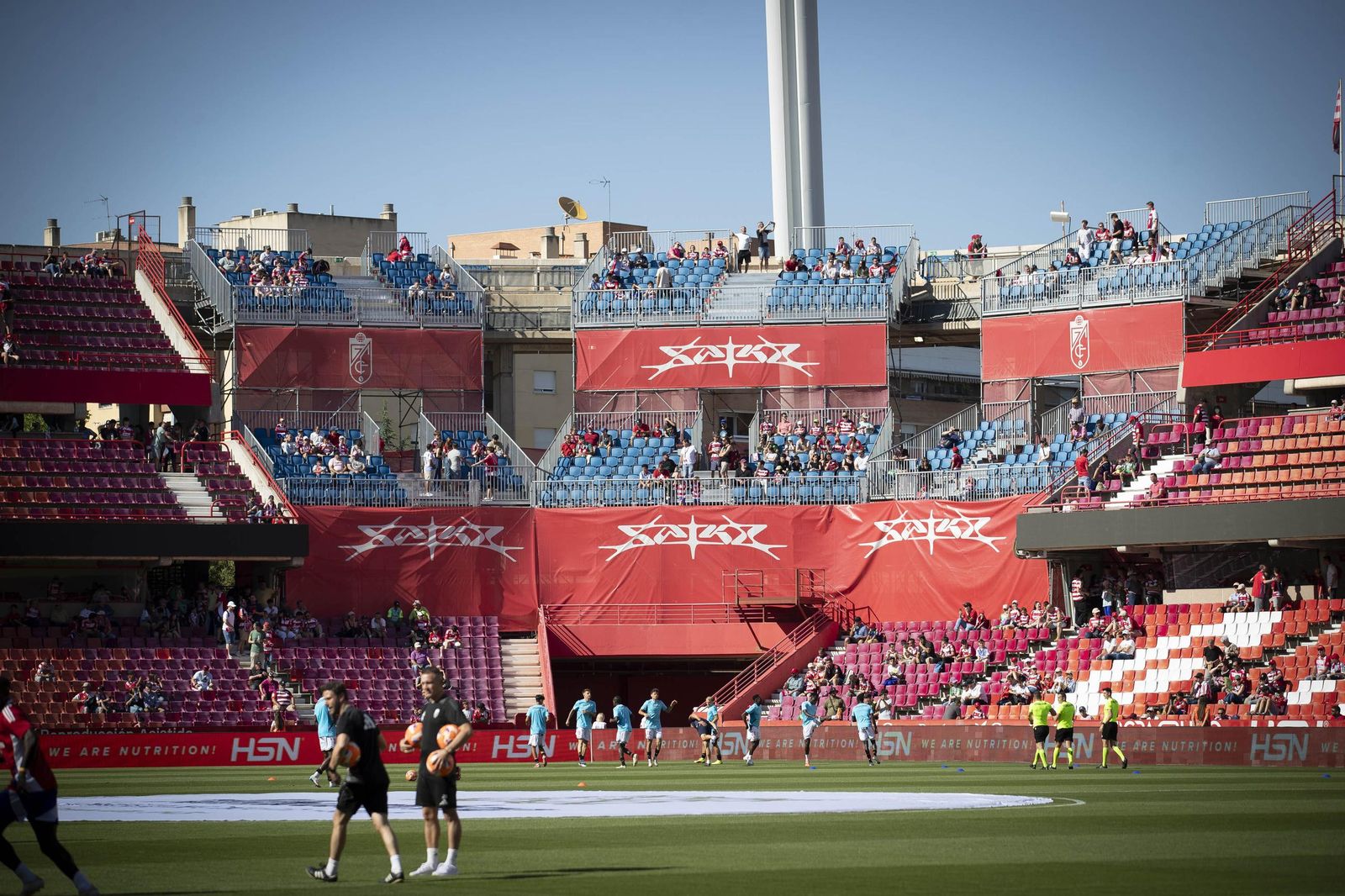 Encuéntrate en la grada de Los Cármenes en el Granada-Castellón