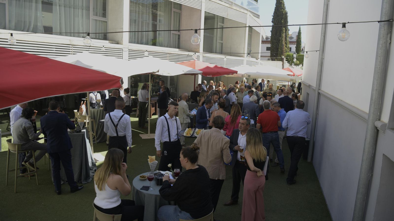 Los asistentes al evento pudieron disfrutar de un cóctel previo a la presentación de la campaña.