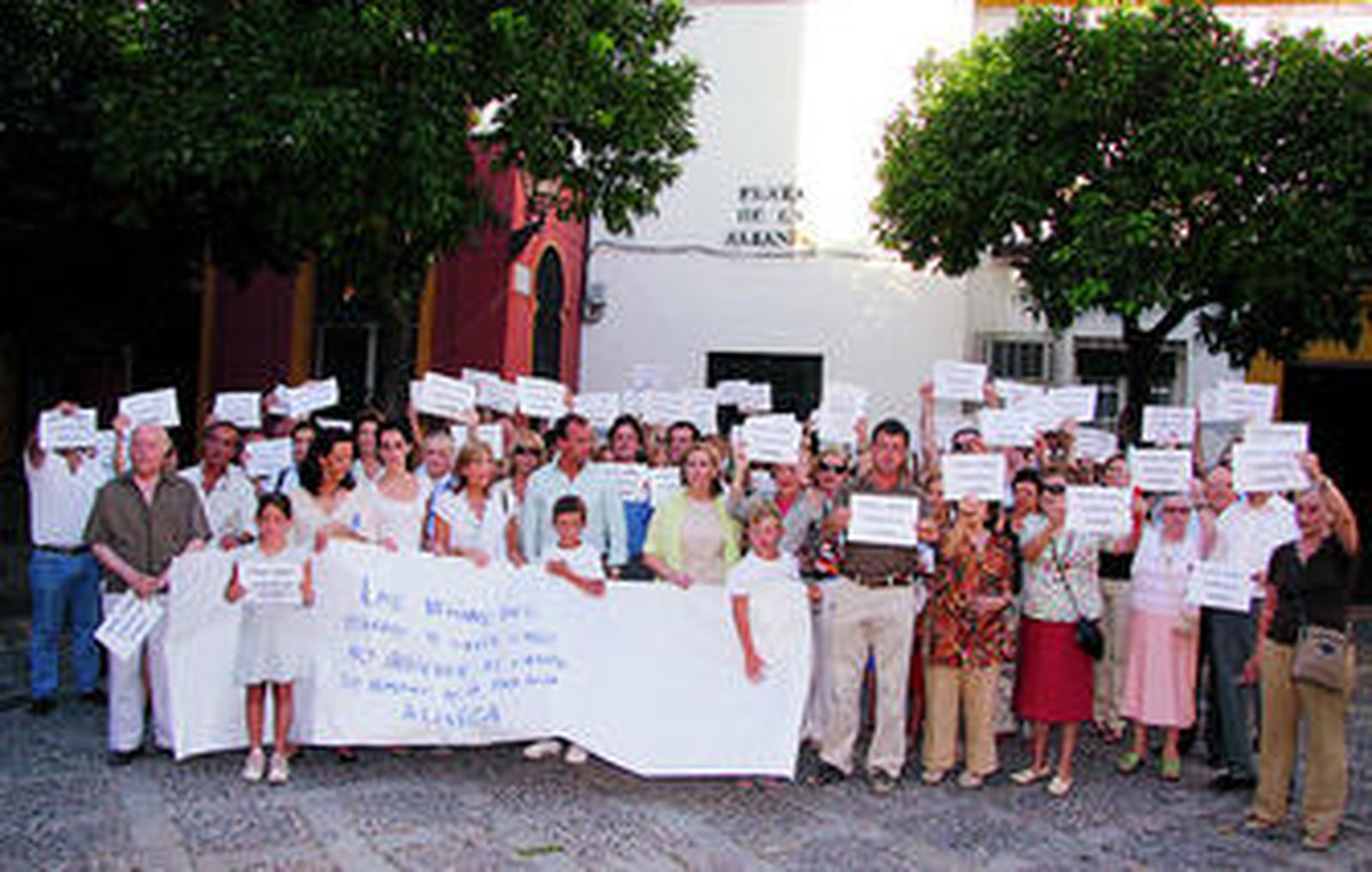 Cerca de un centenar de vecinos del barrio se concentraron contra la ejecución del cambio en el nomenclátor de la Plaza de la Alianza.