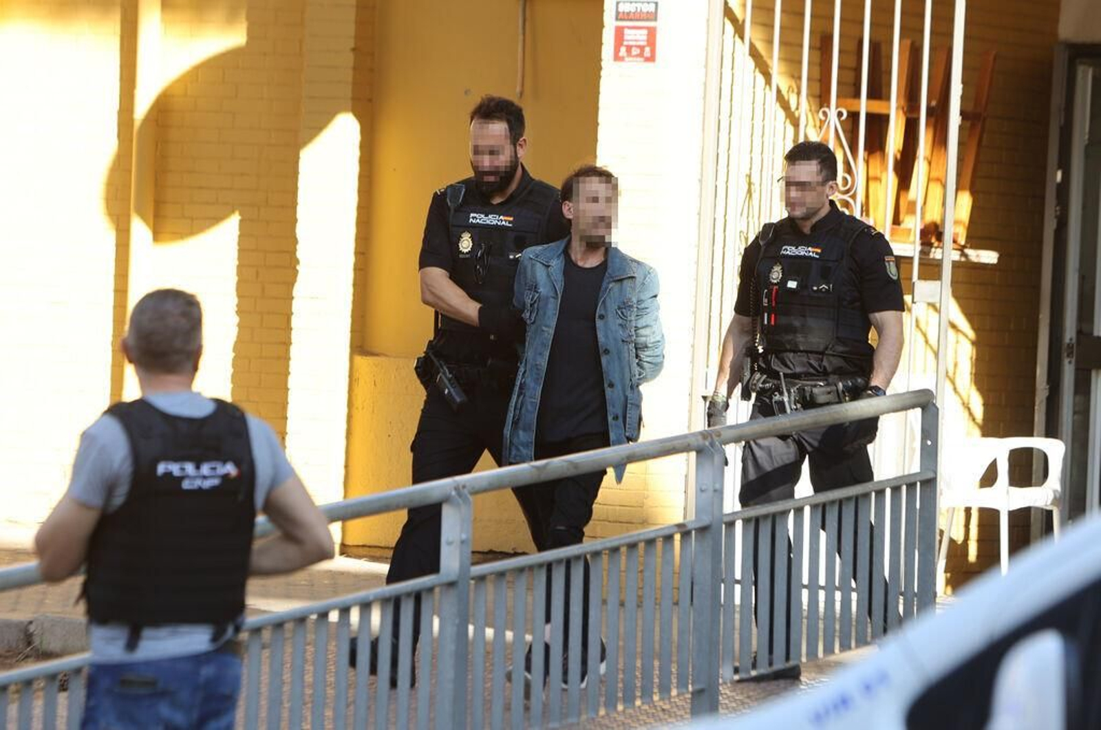 Crónica de la detención de un atrincherado con cuchillo en La Calesera