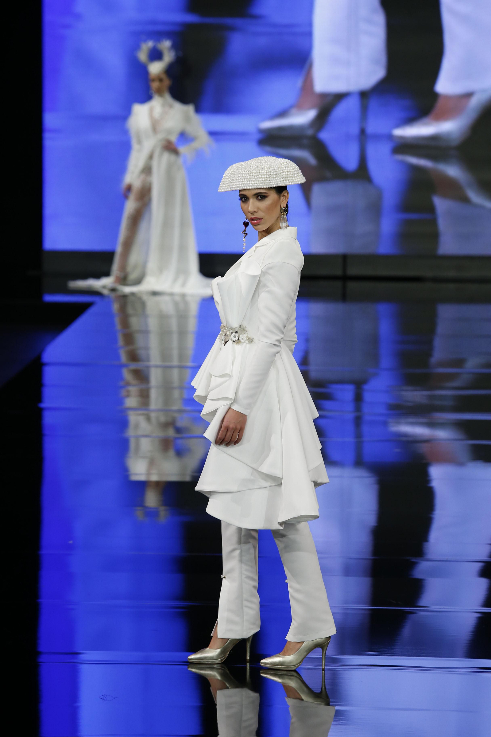 Claudia Mata sorprende desmarcándose en estilo y su apuesta por el blanco.