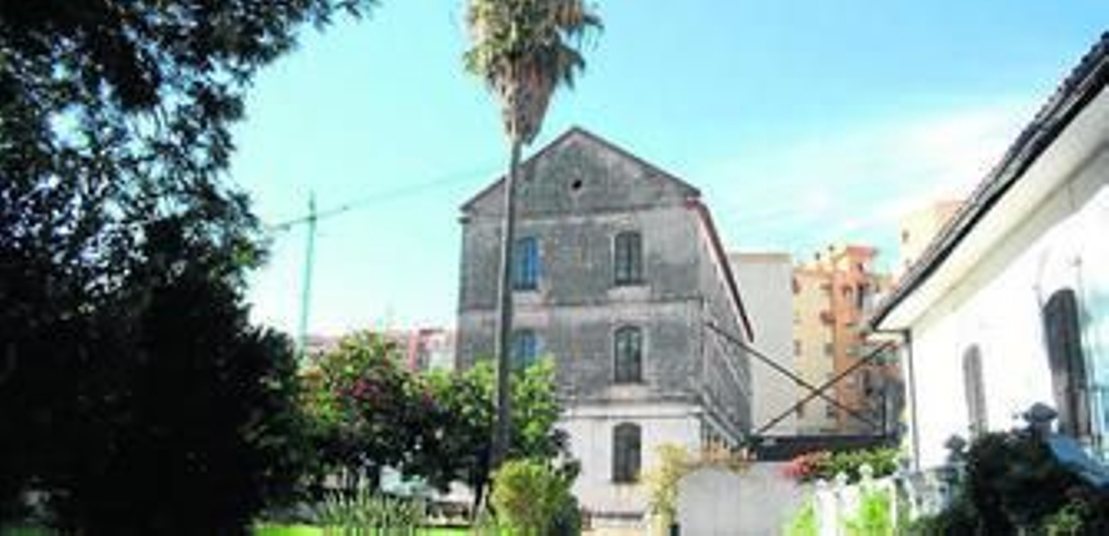 Vista actual del edificio principal de la fábrica tomada desde la verja de entrada.