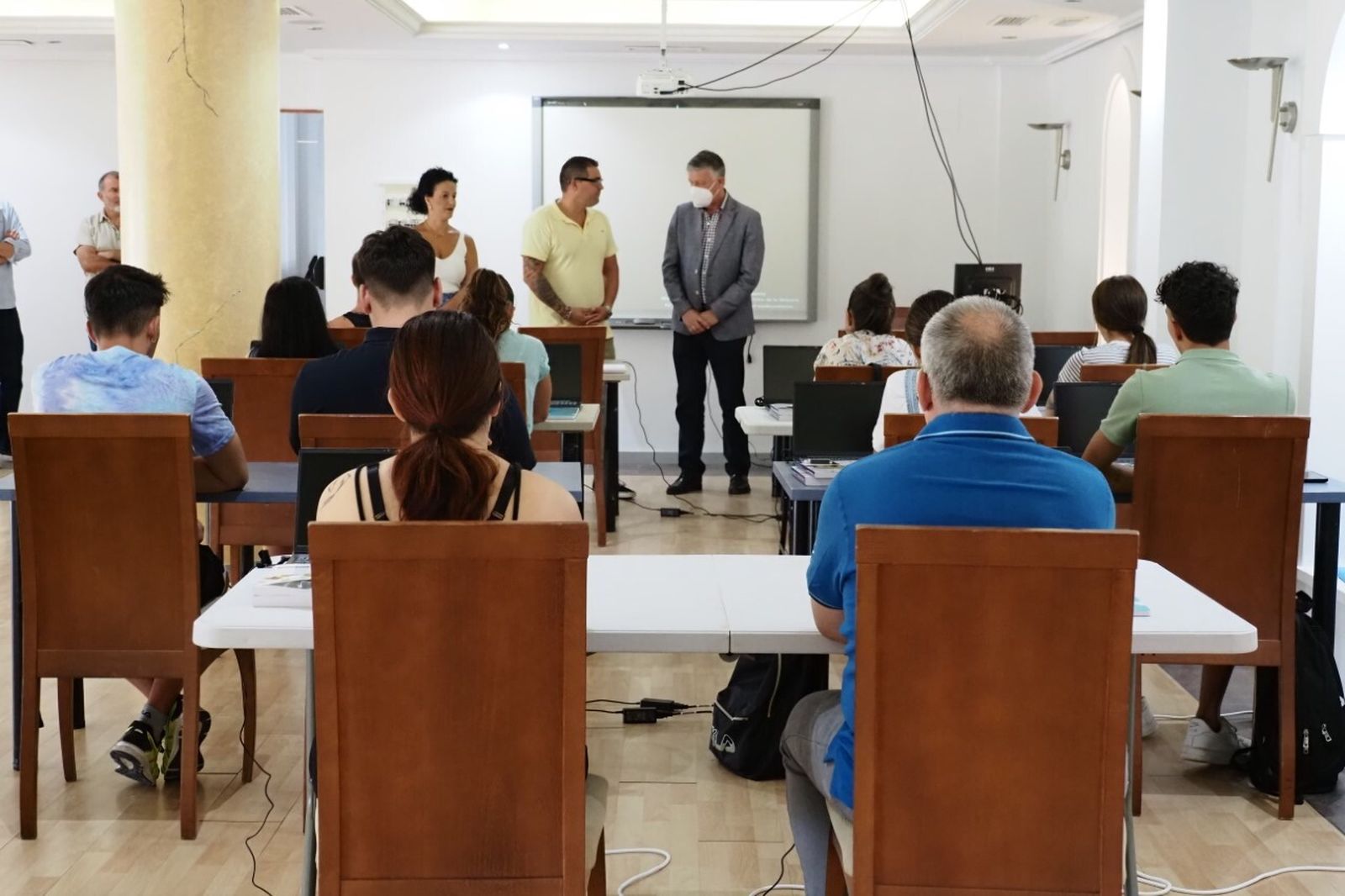 Carmelo Romero, durante la visita a los alumnos de este curso de camarero.