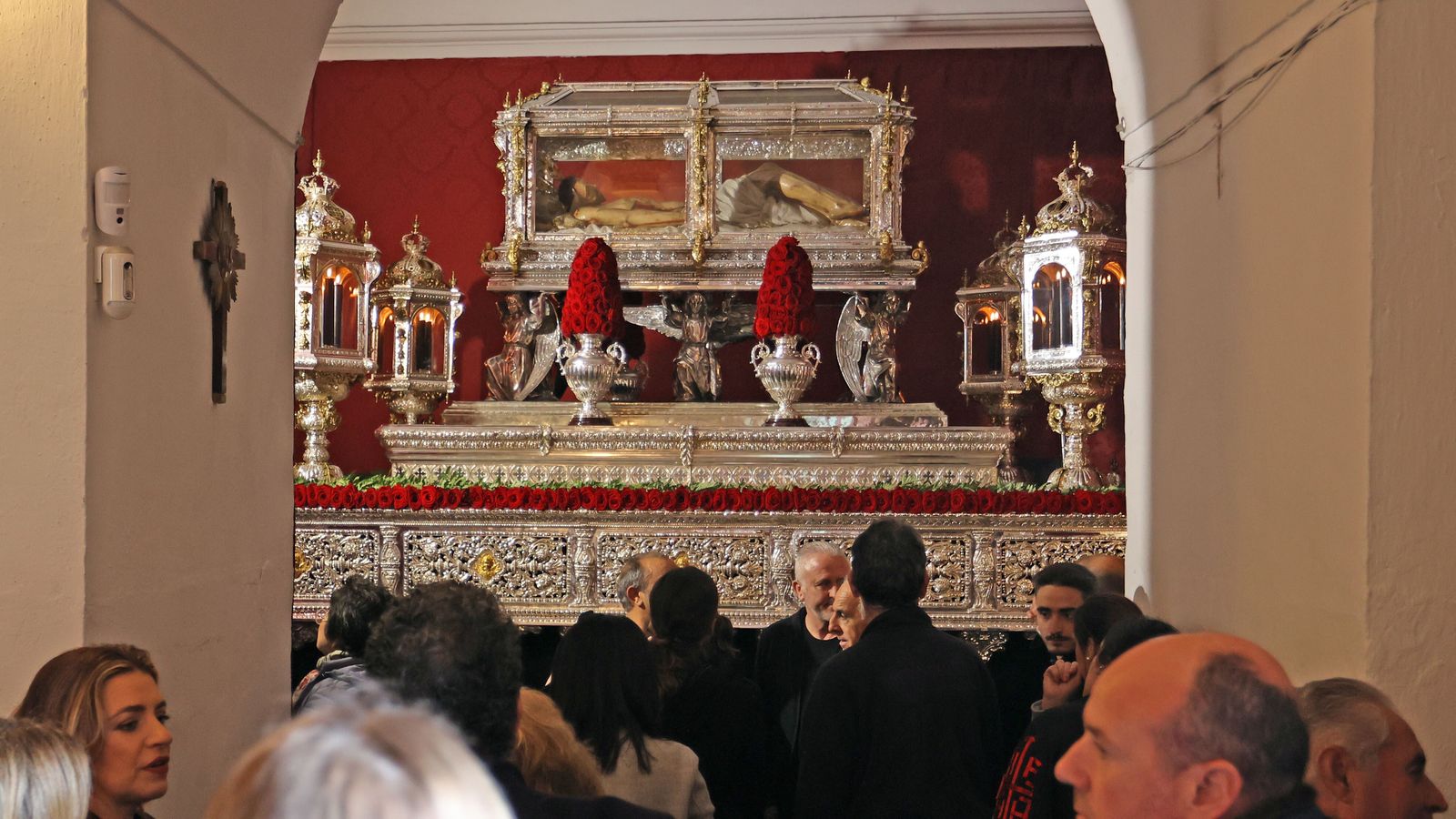 El paso del Santo Entierro, en el interior de la Capilla del Calvario.