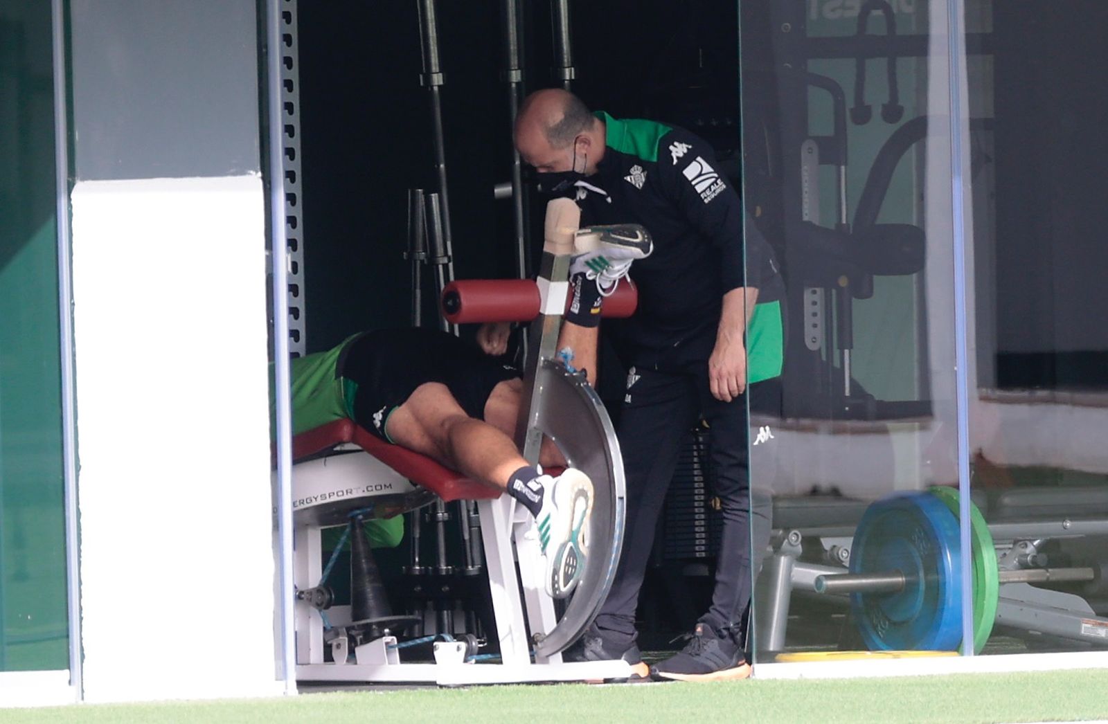 Borja Iglesias trabaja junto al fisioterapeuta este miércoles.