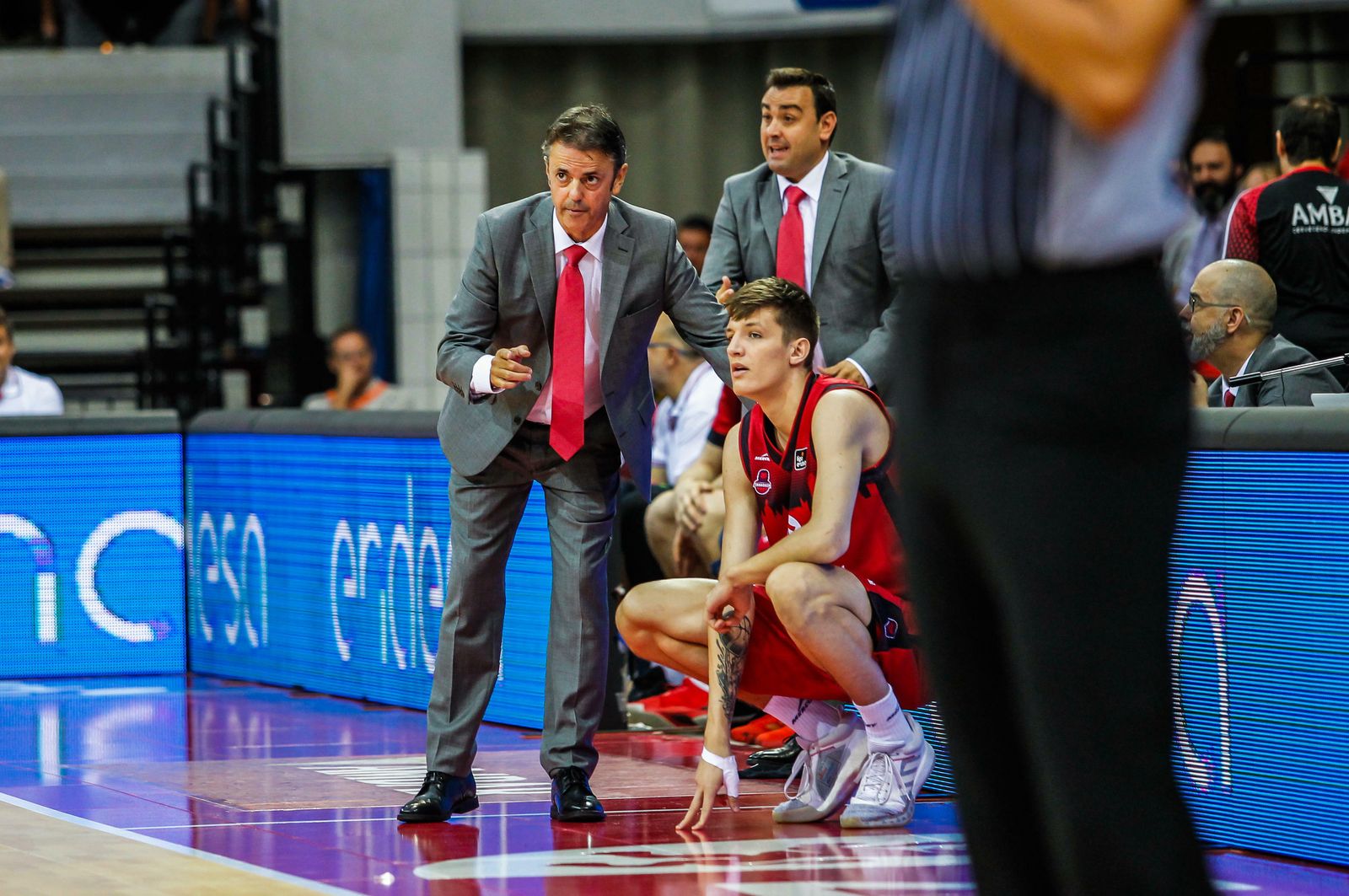 Porfi Fisc da instrucciones al joven Krejci durante un encuentro.