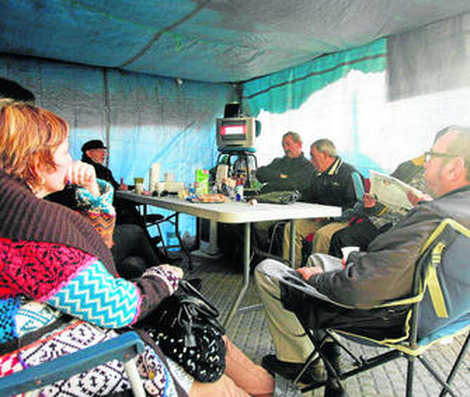 Instantánea de la acampada de los delegados sindicales ante el Palacio de Congresos.