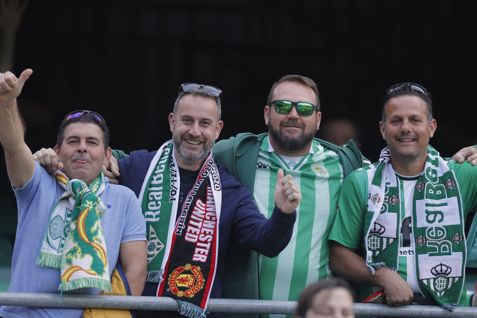 Búscate en las fotos del Betis-Manchester