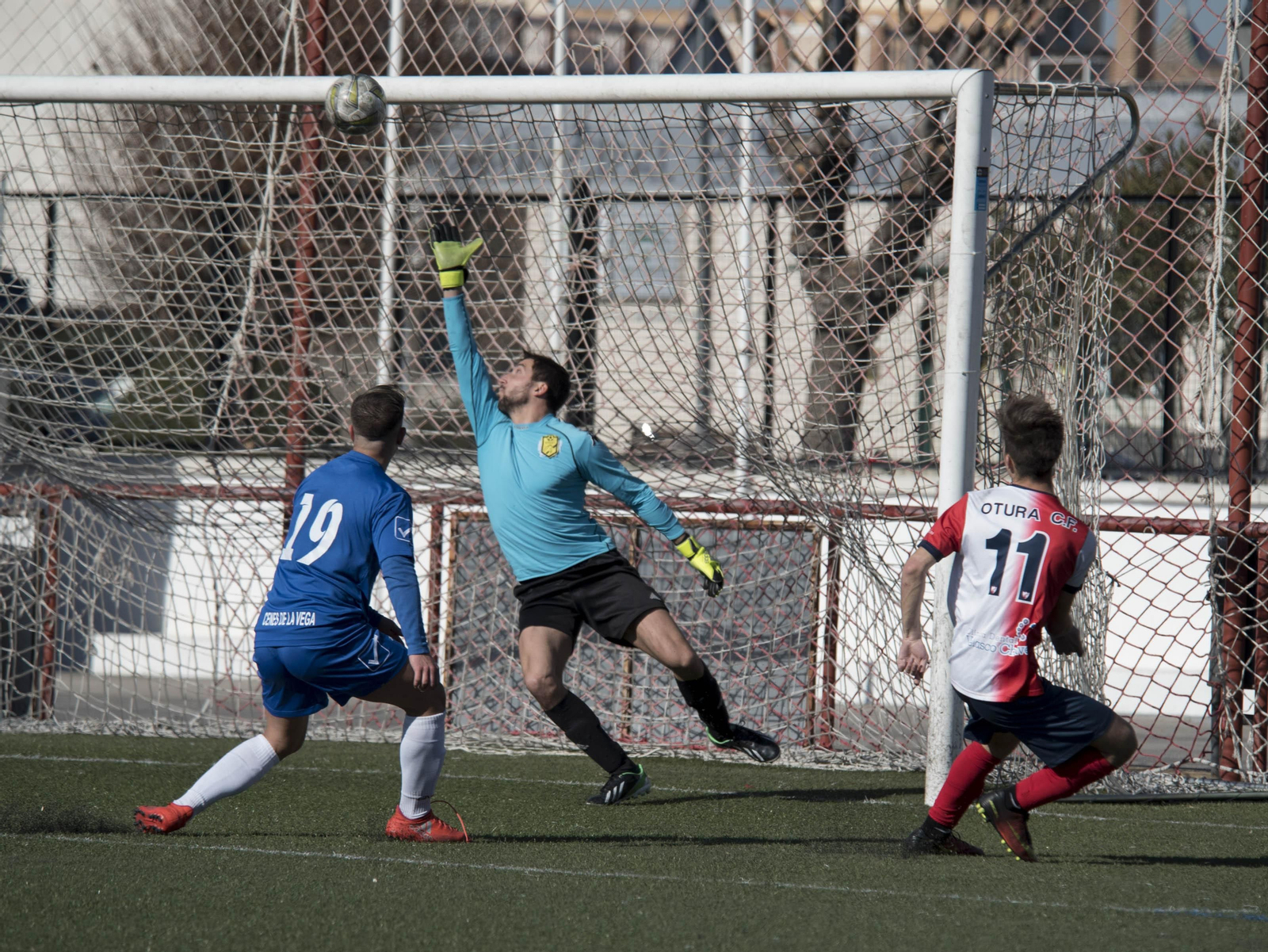 Miguel dispara ante Román pero el balón se le va alto.