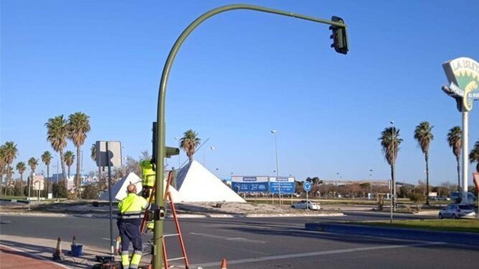 Reparaciones en uno de los semáforos de la ciudad.