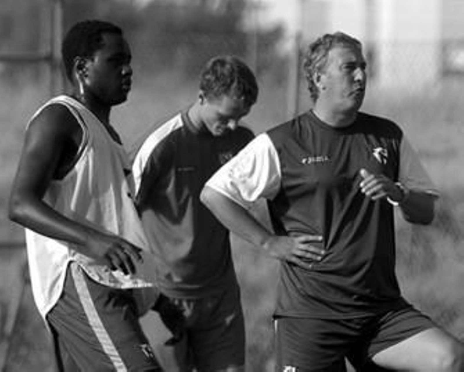 Fermín Galeote, entrenador del filial, dirige un entrenamiento junto a Cabral.