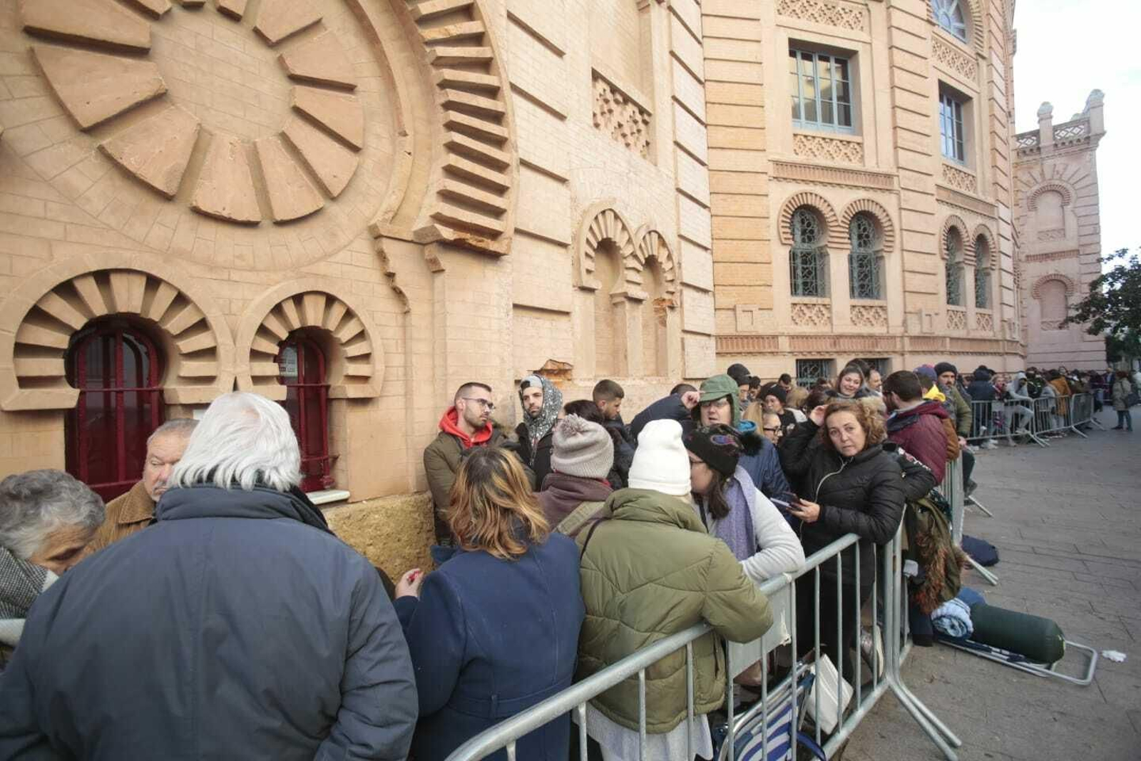 La cola para conseguir las entradas para el COAC 2020 rodea el Gran Teatro Falla.