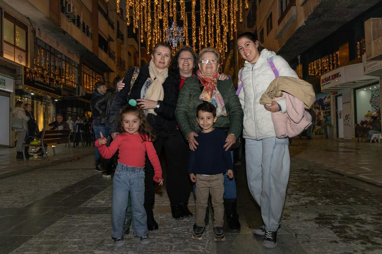 Jaén enciende su Navidad con sus habitantes echados a la calle