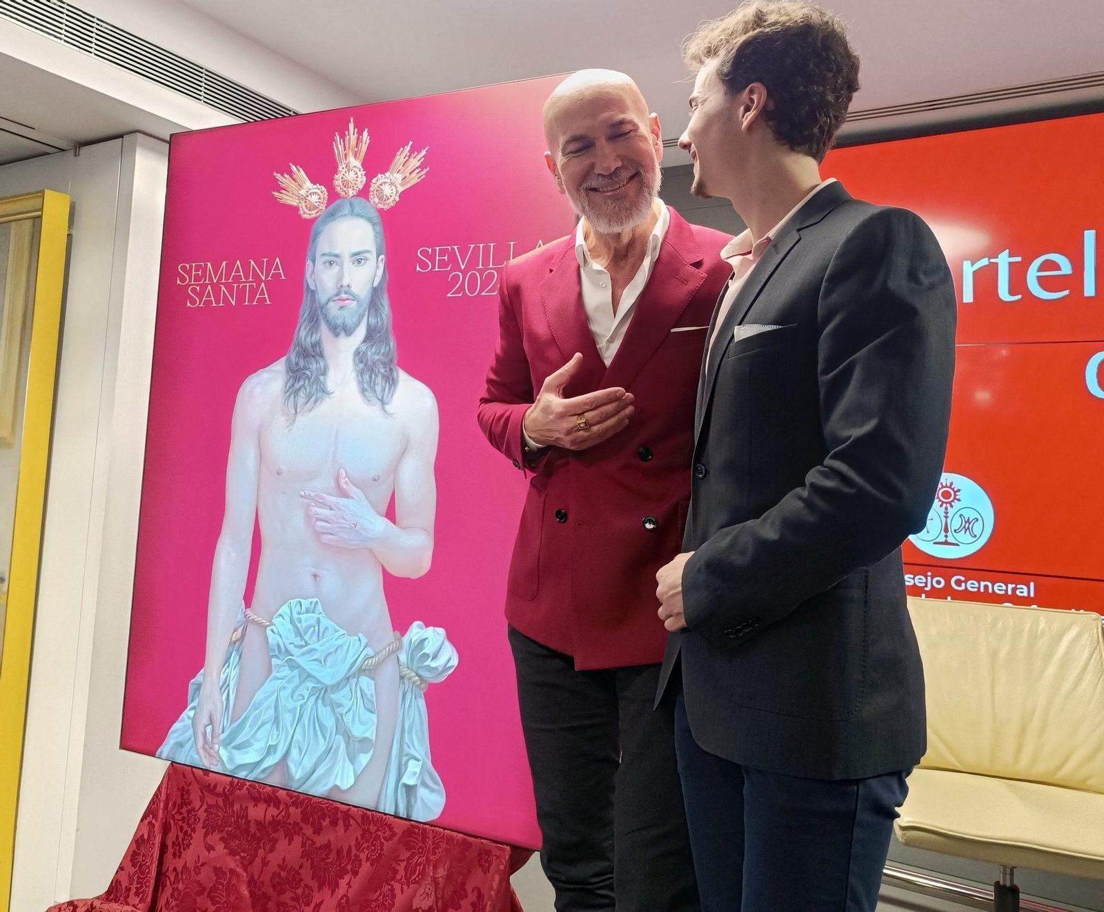 Salustiano García y su hijo, junto al Cartel de la Semana Santa de Sevilla 2024.