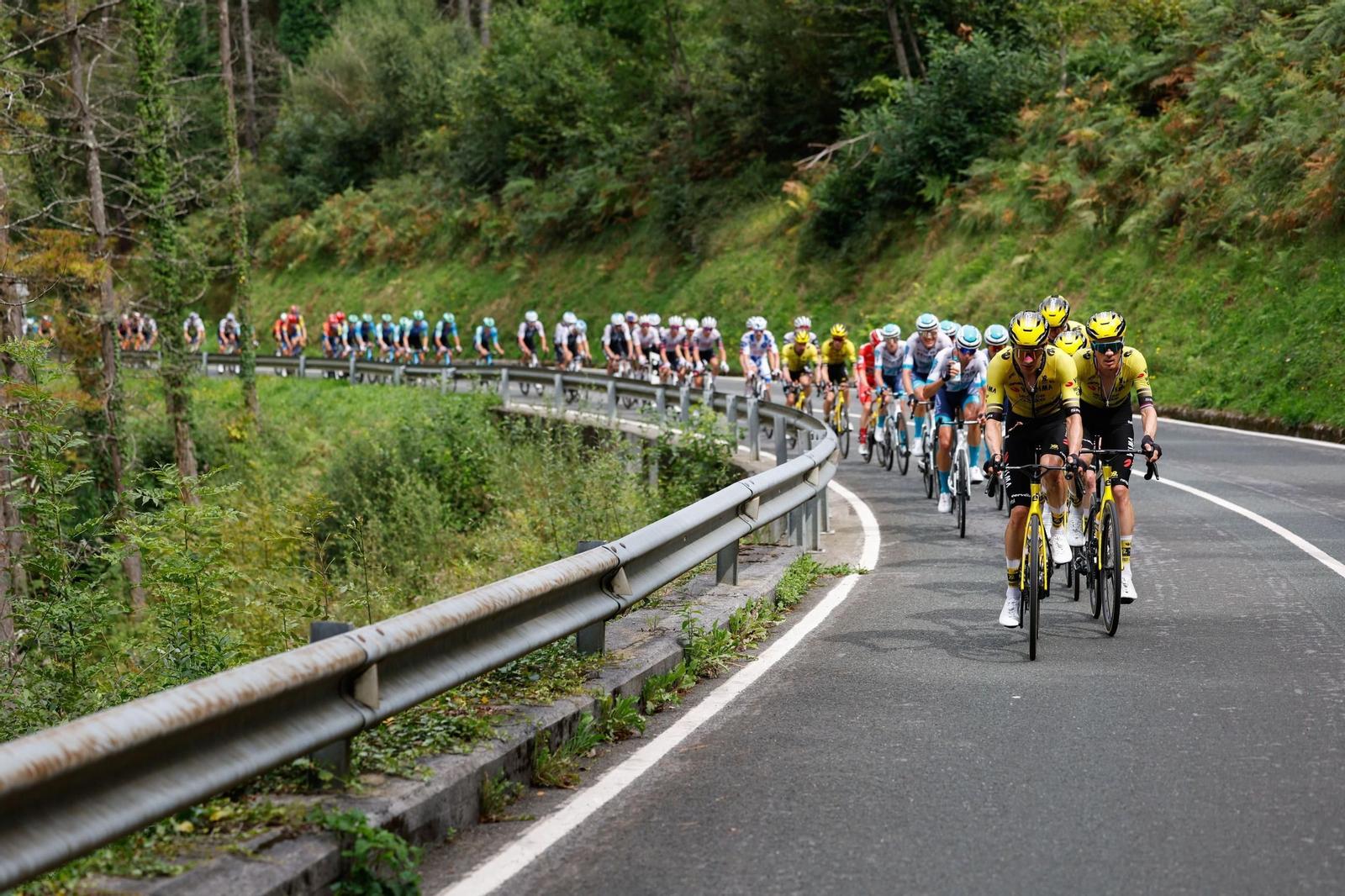 Las fotos de la Vuelta a España con el lío de la suspensión en Bilbao | Etapa 11