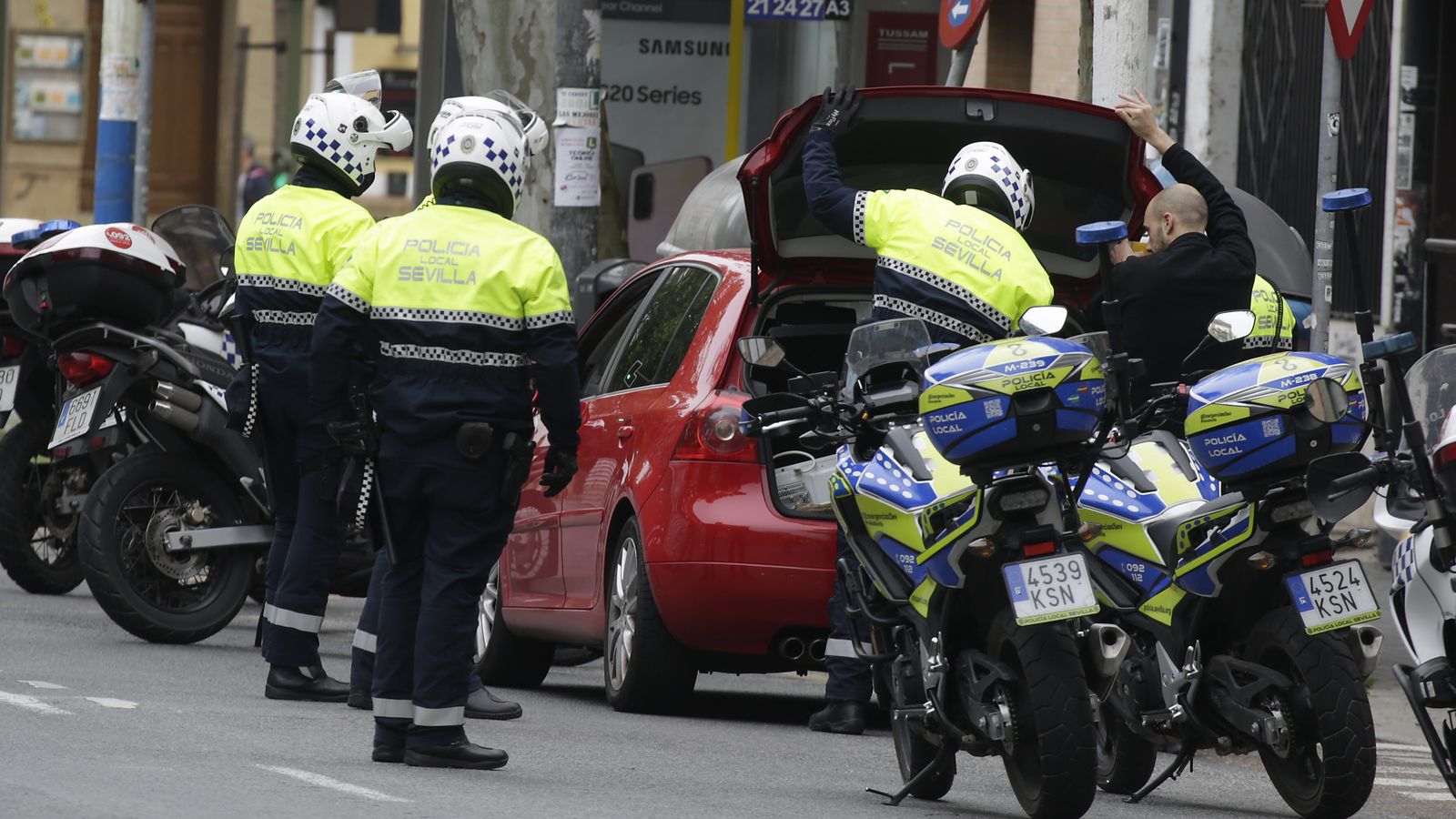 Una intervención de la Policía Local de Sevilla durante la pandemia.