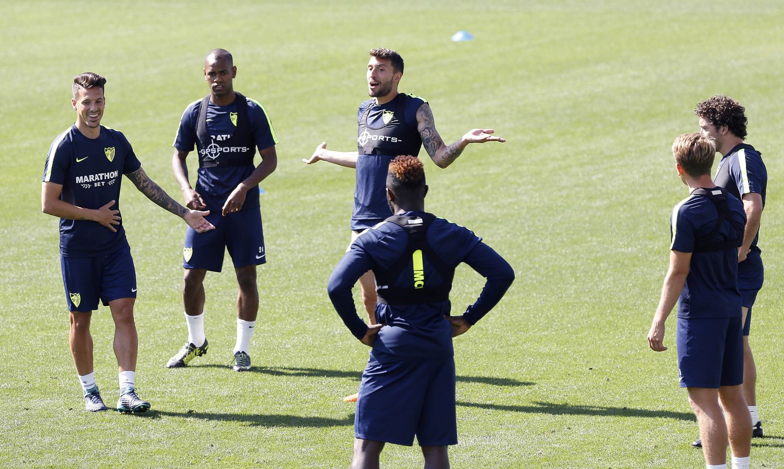 José González se lleva las manos a la cara durante un entrenamiento.