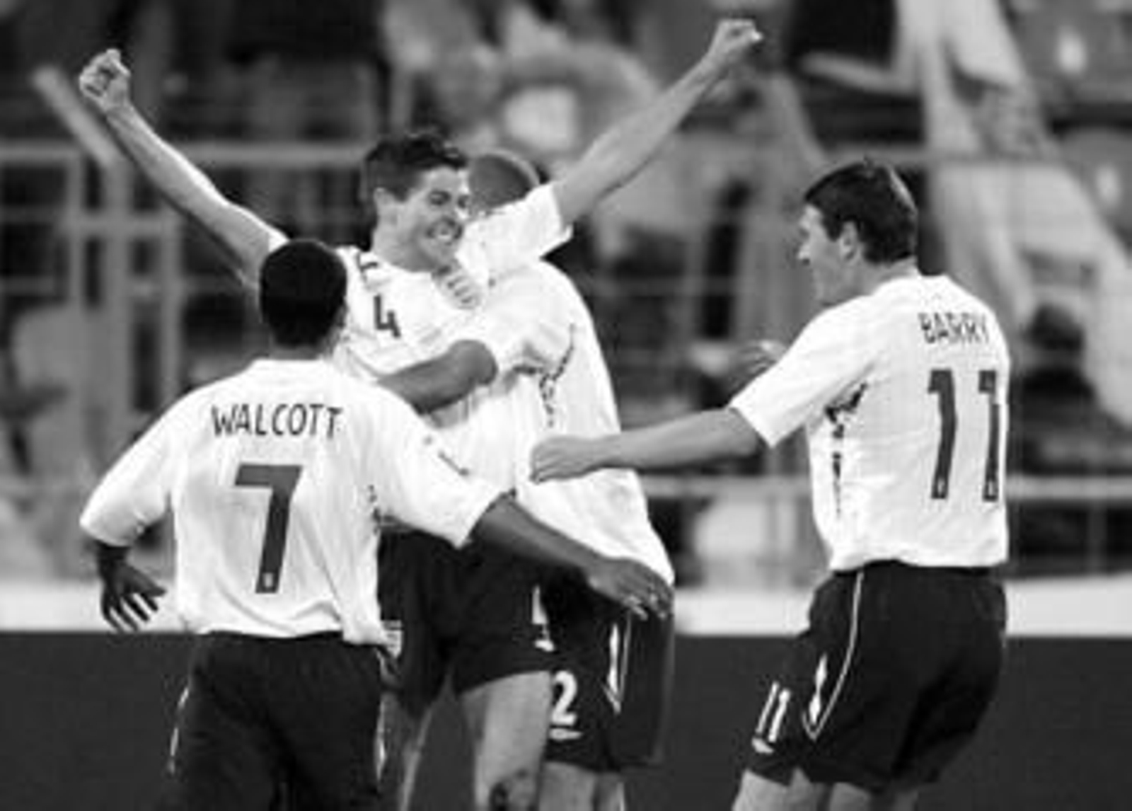 Los jugadores de la selección inglesa felicitan a Gerrard tras anotar un gol.