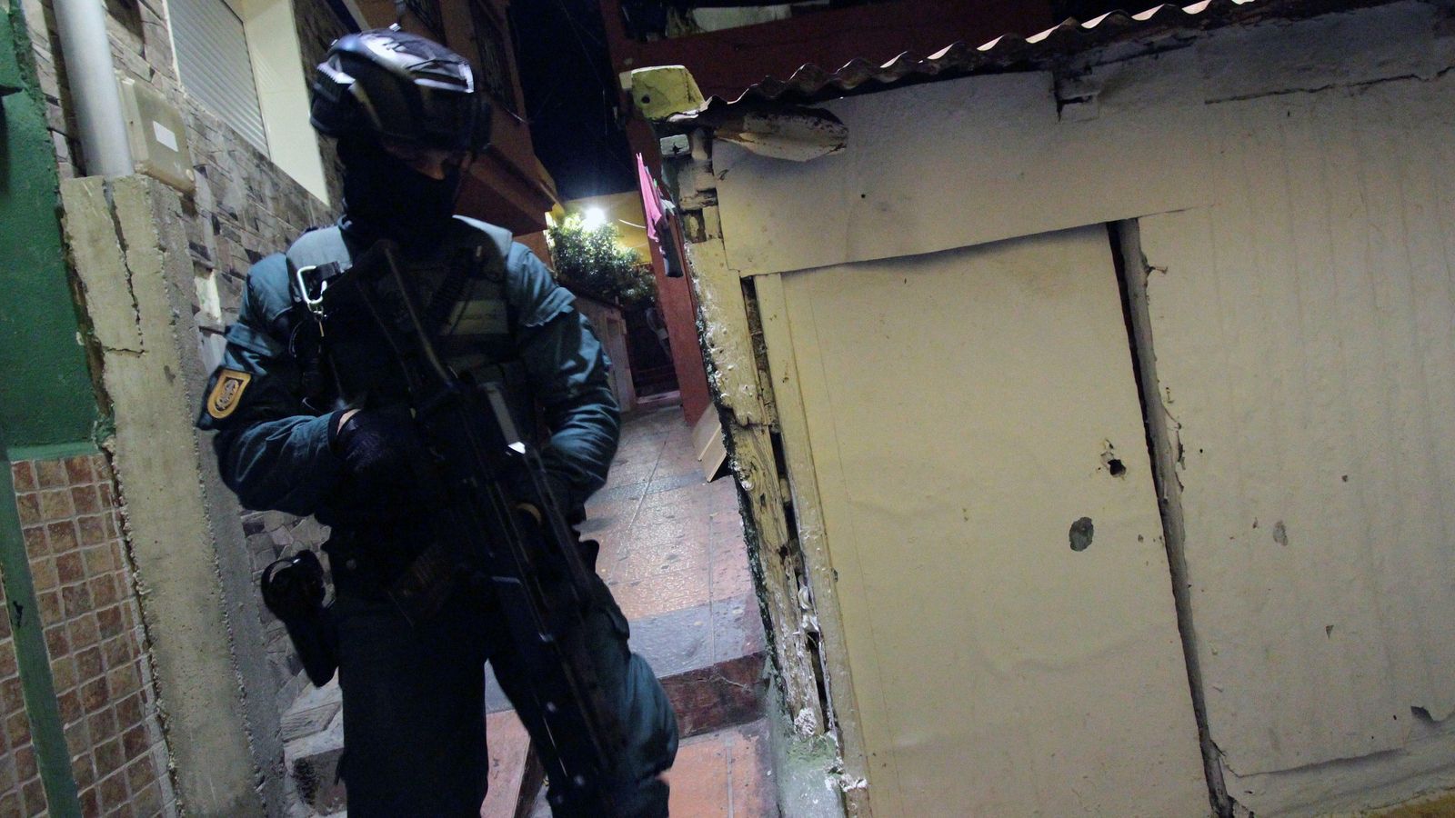 Un guardia civil en uno de los registros en la macrooperación contra el narcotráfico