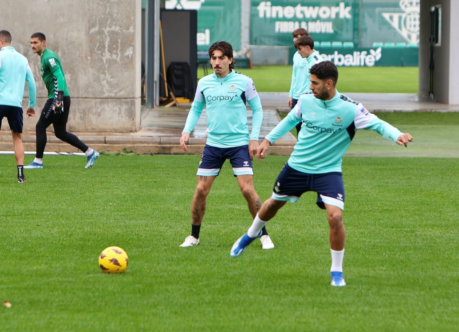 Ayoze trata de controlar el balón durante un entrenamiento.