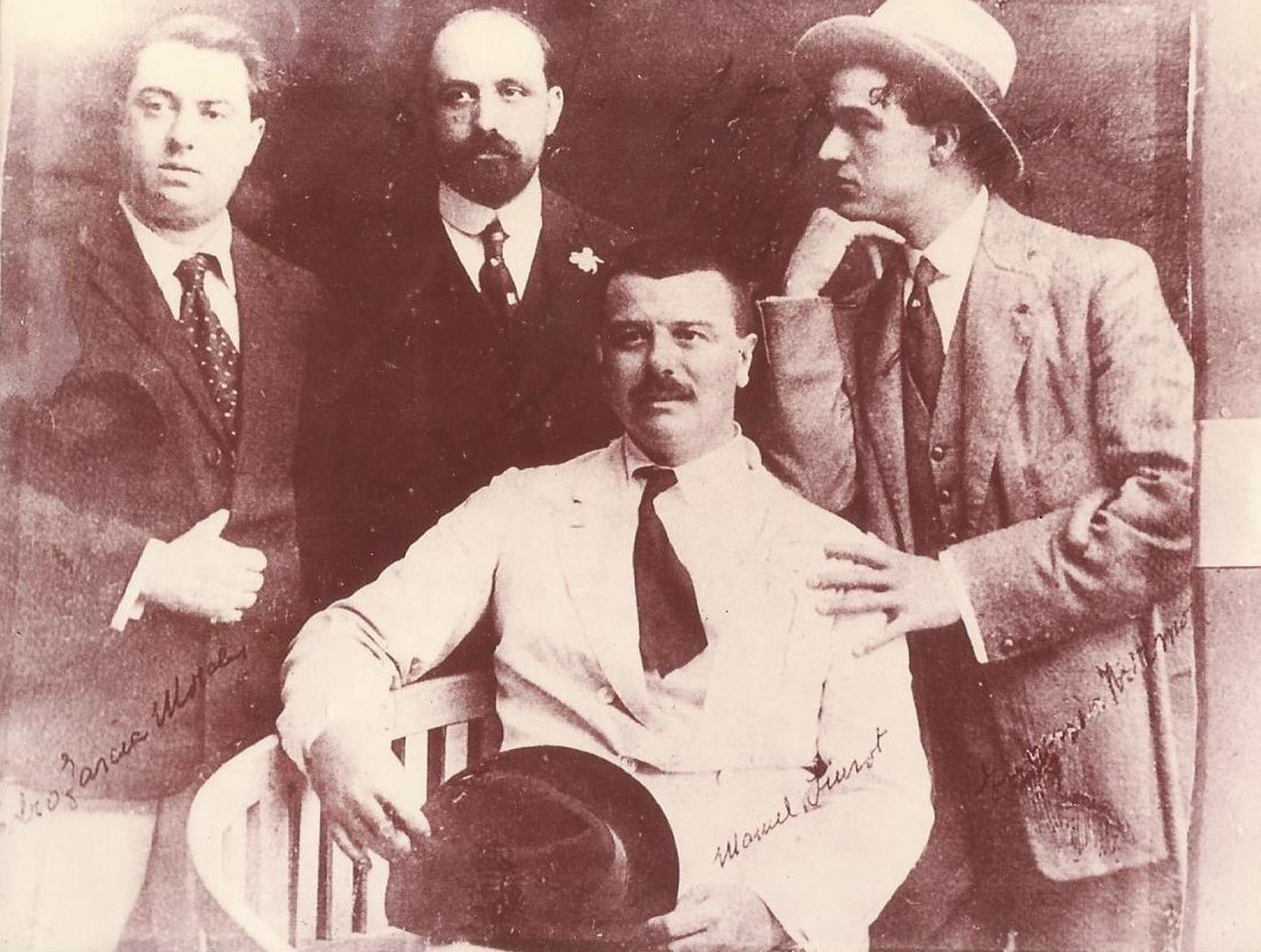 Pedro García Morales, Juan Ramón Jiménez, Manuel Siurot y Eugenio Hermoso. Fotografía de Diego Calle (ca. 1914). Copia facilitada por Luis Llerena Baizán.