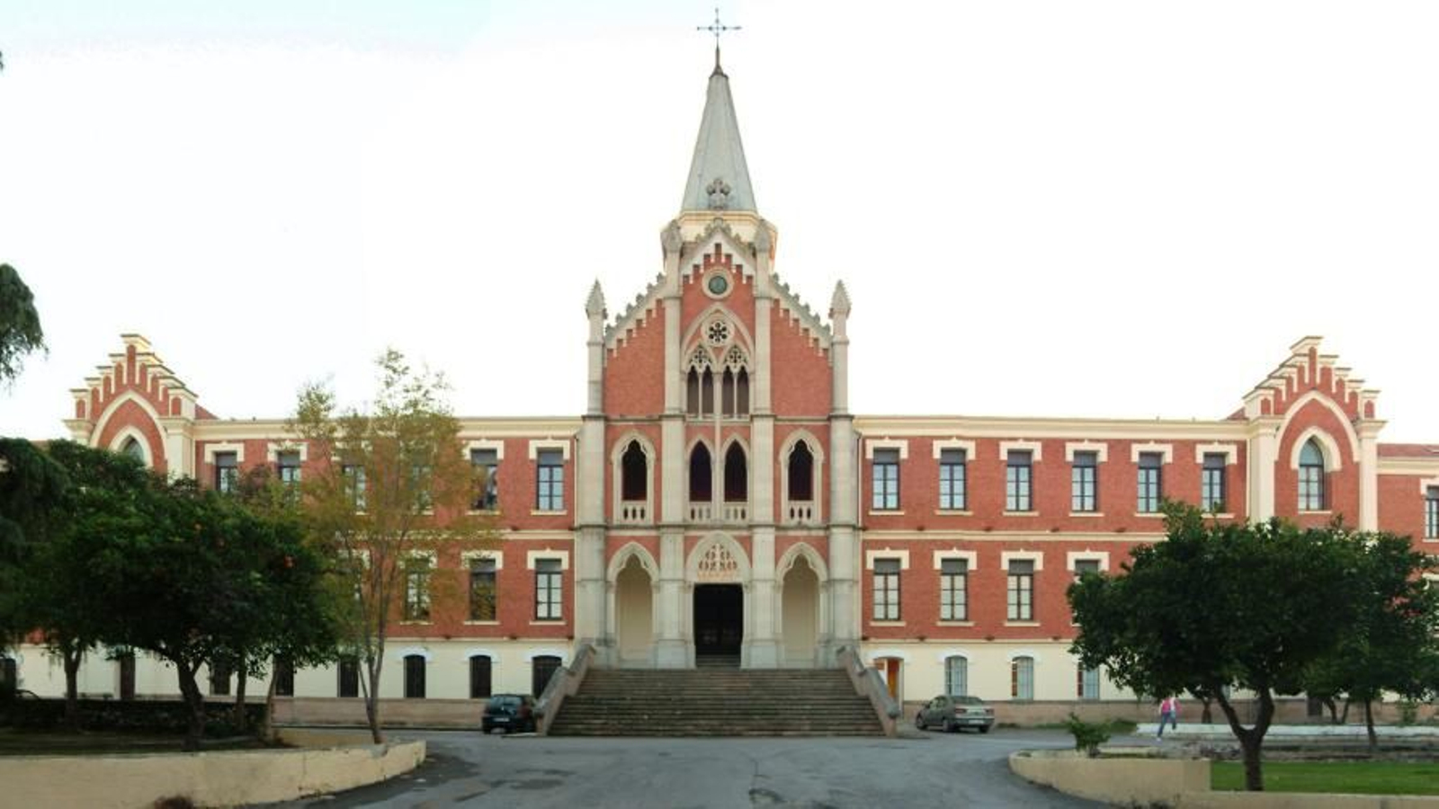 El Hospital de los Marqueses de Linares guarda la historia de las enfermedades que sufrían los mineros en pleno auge de la actividad industrial.