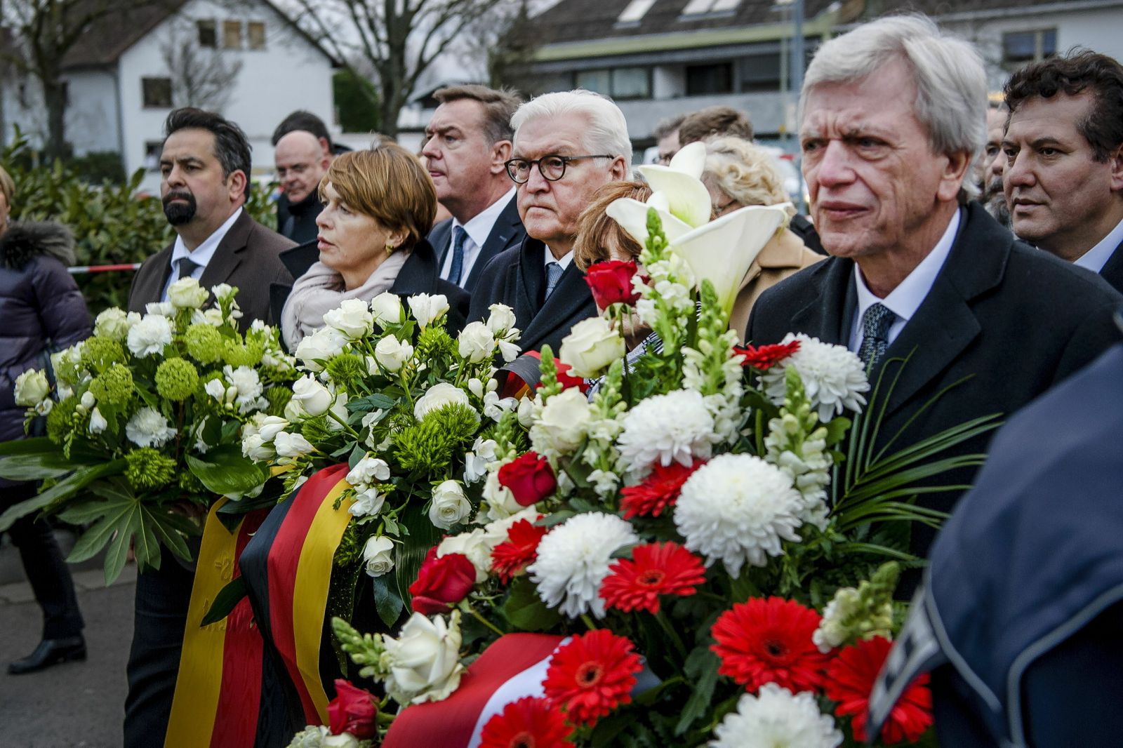 El presidente alemán, Frank-Walter Steinmeier (centro), y el primer ministro de Hesse, Volker Bouffier, en Hanau.