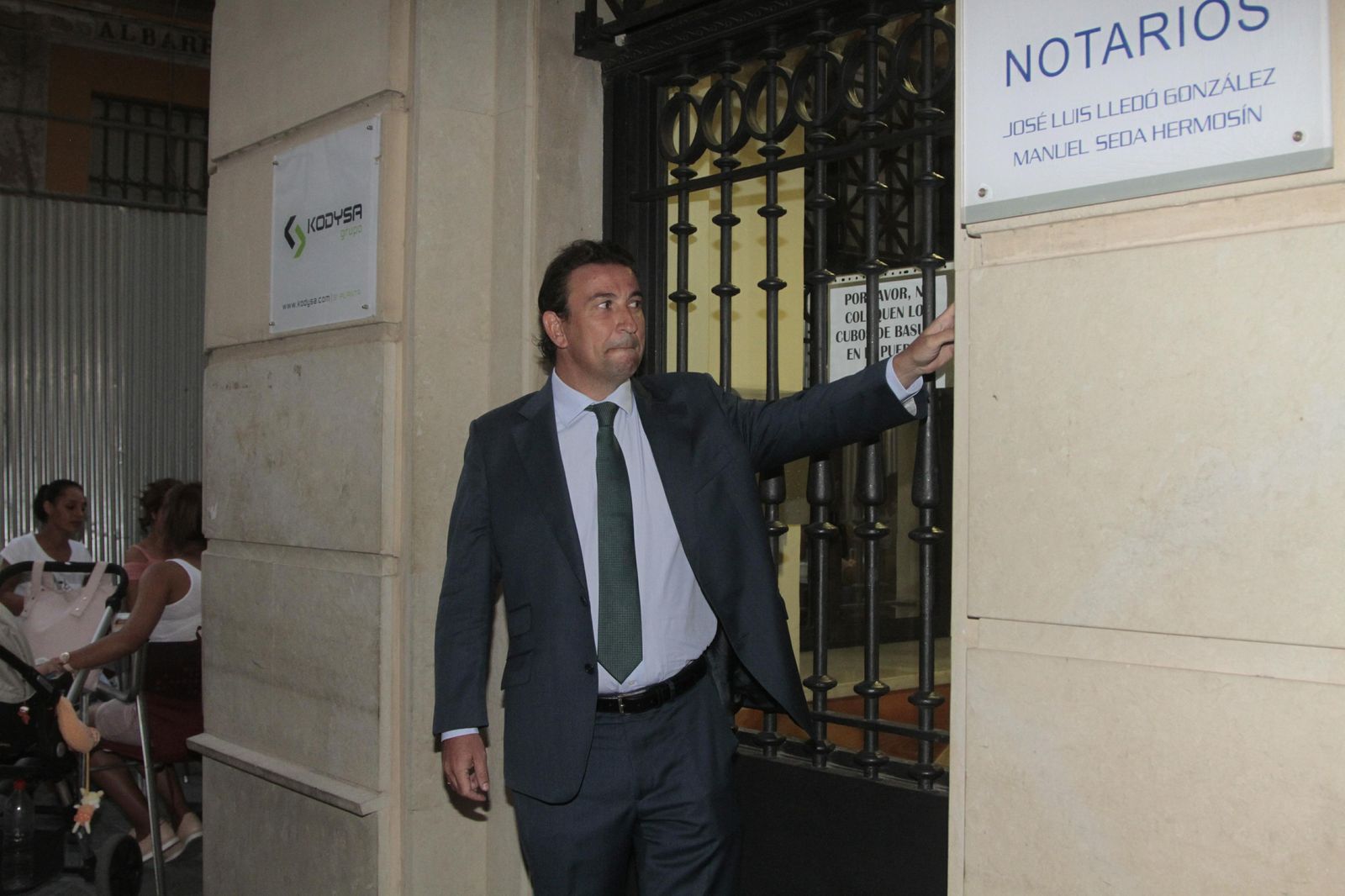 José Miguel López Catalán, en la puerta de entrada de la notaría el pasado jueves.