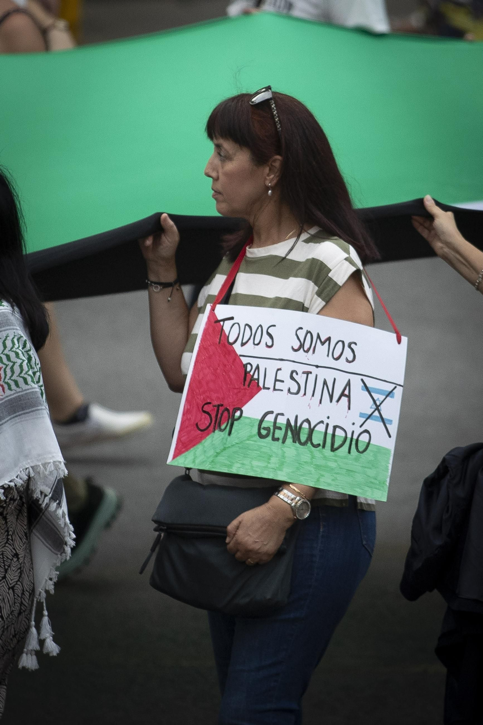 Fotos: 4.000 personas recorren el centro de Granada en una marcha contra la violencia en Gaza