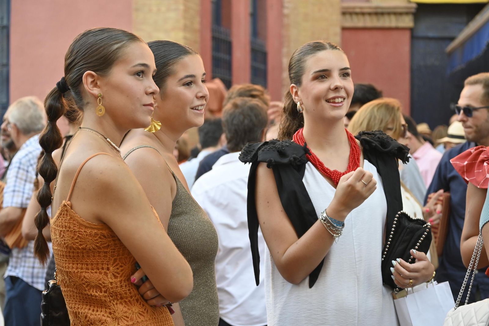 Imágenes de ambiente en el cuarto día de toros en Huelva