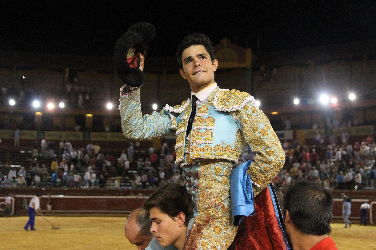 Juan Silva "Juanito" sale a hombros en la Plaza de toros La Merced, en imágenes