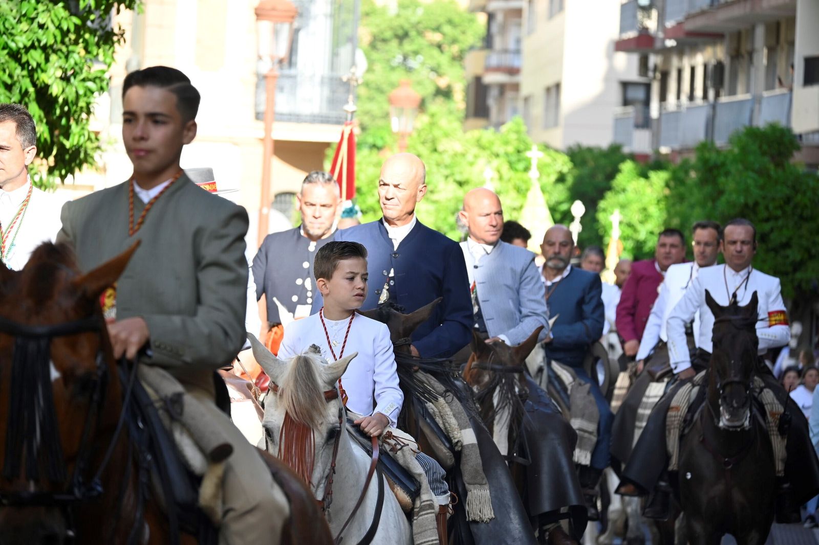 Imágenes de los peregrinos de la Hermandad de Emigrantes en su salida por las calles de Huelva