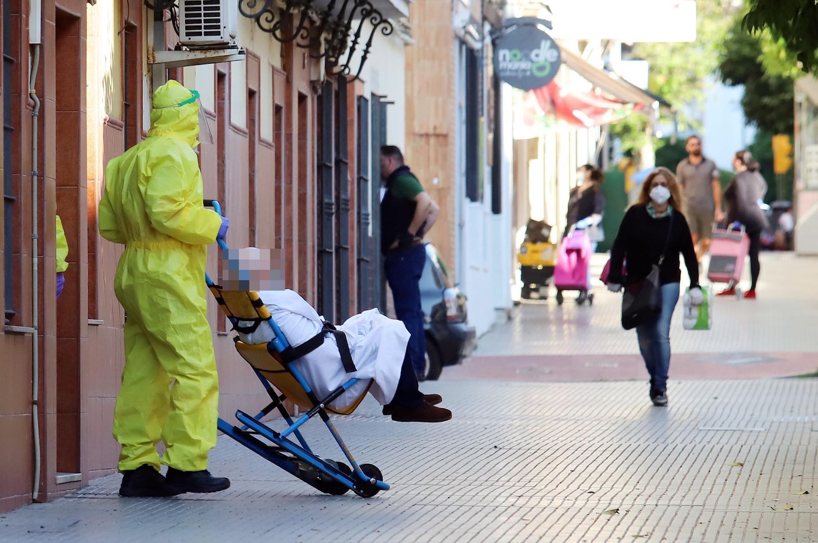 Imagen del traslado de una pacientes por profesionales sanitarios, ayer en Huelva.