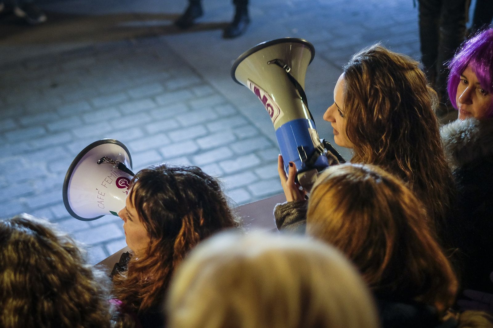Concentración de colectivos feministas en la plaza de San Juan de Dios de Cádiz bajo el lema 'Ni un paso atrás'