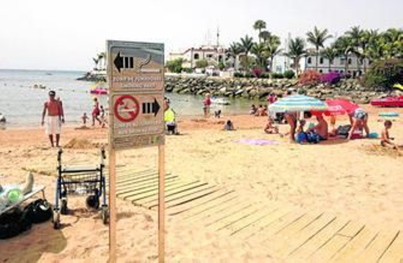 Un cartel anuncia que está prohibido fumar en la playa grancanaria de Mogán.