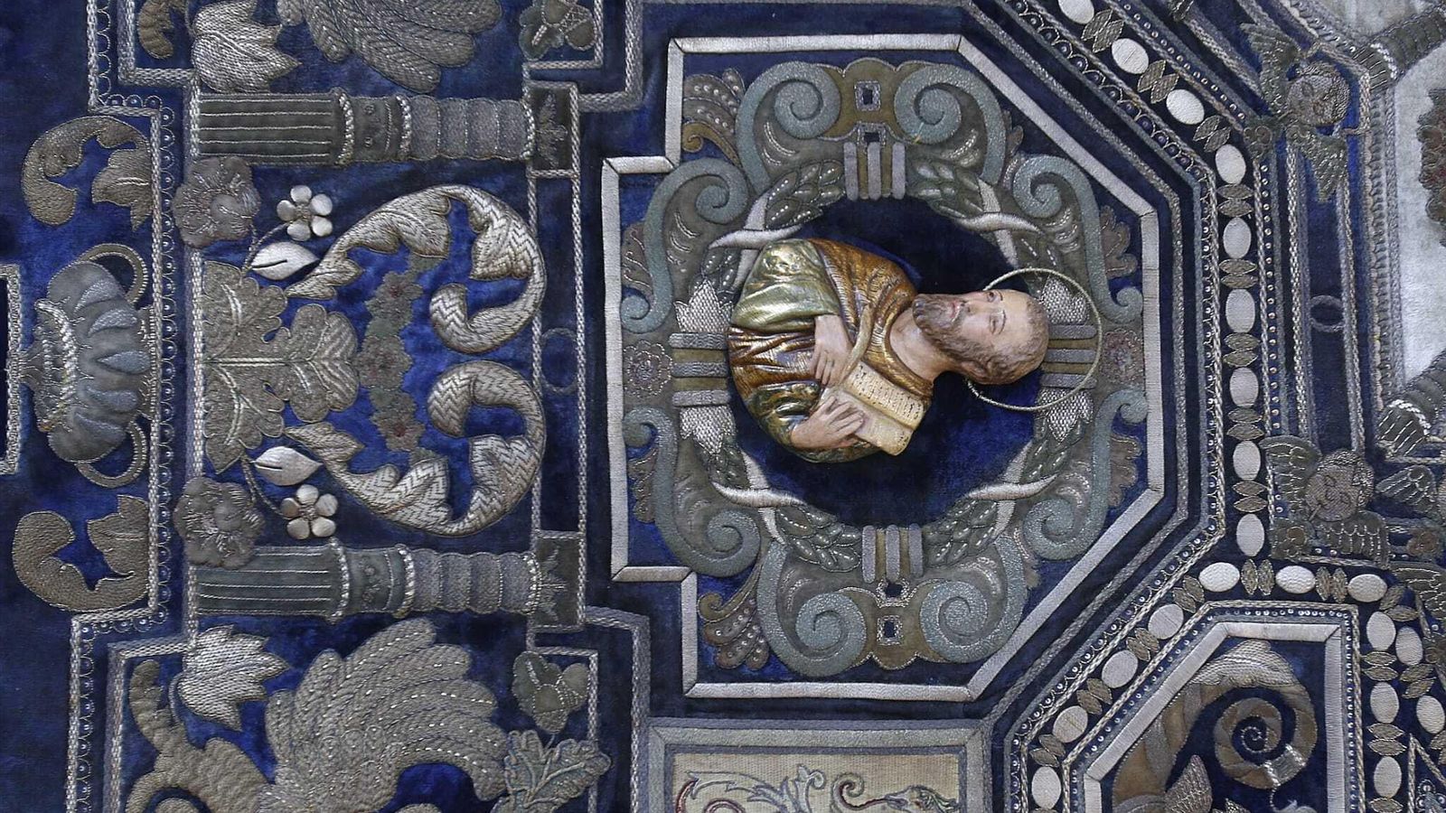 Uno de los evangelistas representados en la pieza.