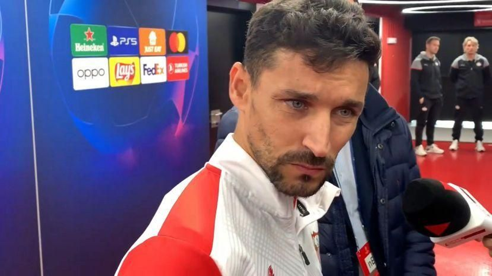 Jesús Navas atiende a los medios de comunicación en la zona mixta del Sevilla - PSV