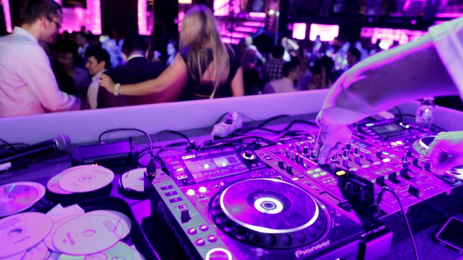 Mesa de mezclas de un DJ, en una imagen de archivo.