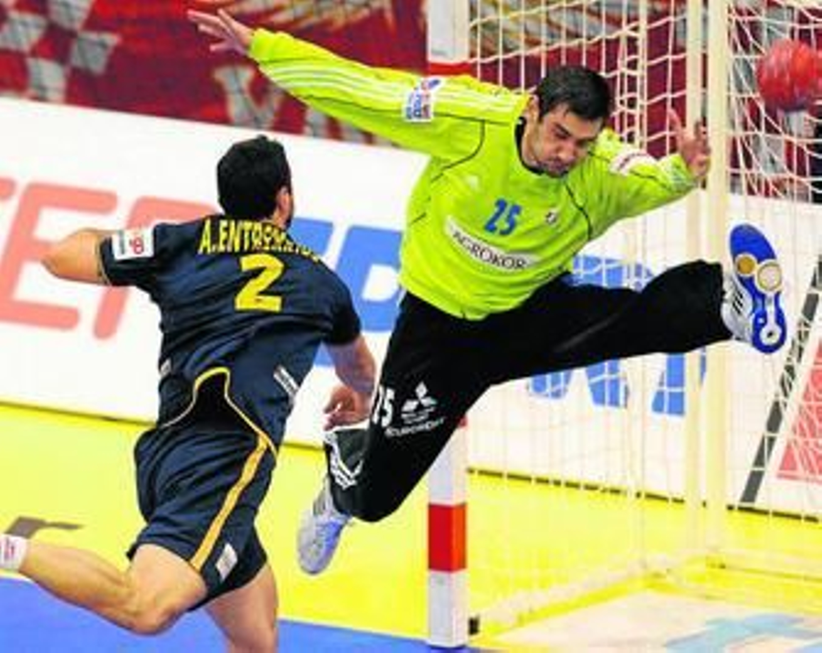 Alberto Entrerríos finaliza un contragolpe superando al meta croata Alilovic.