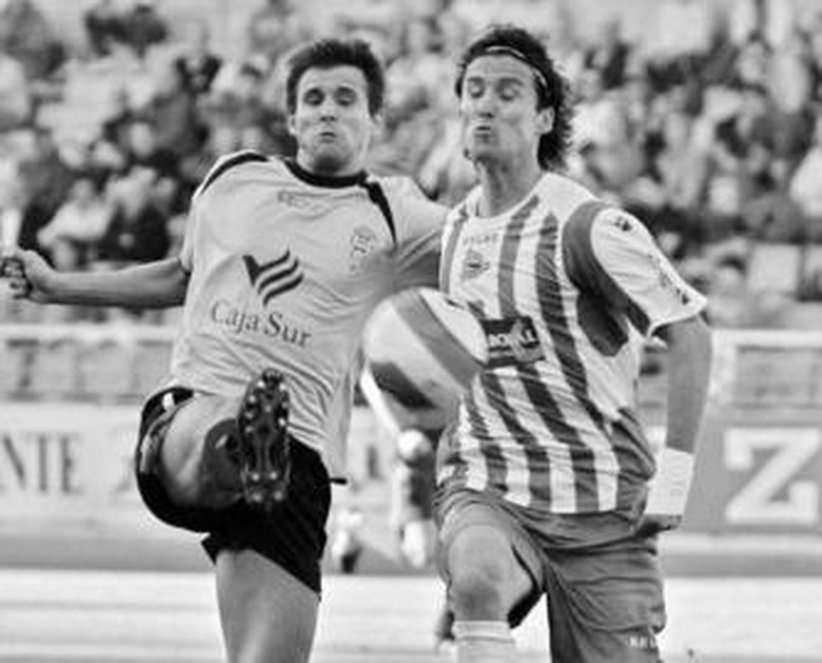 Gaspar se lleva el balón con el pecho ante la presencia del blanquiverde Asen.