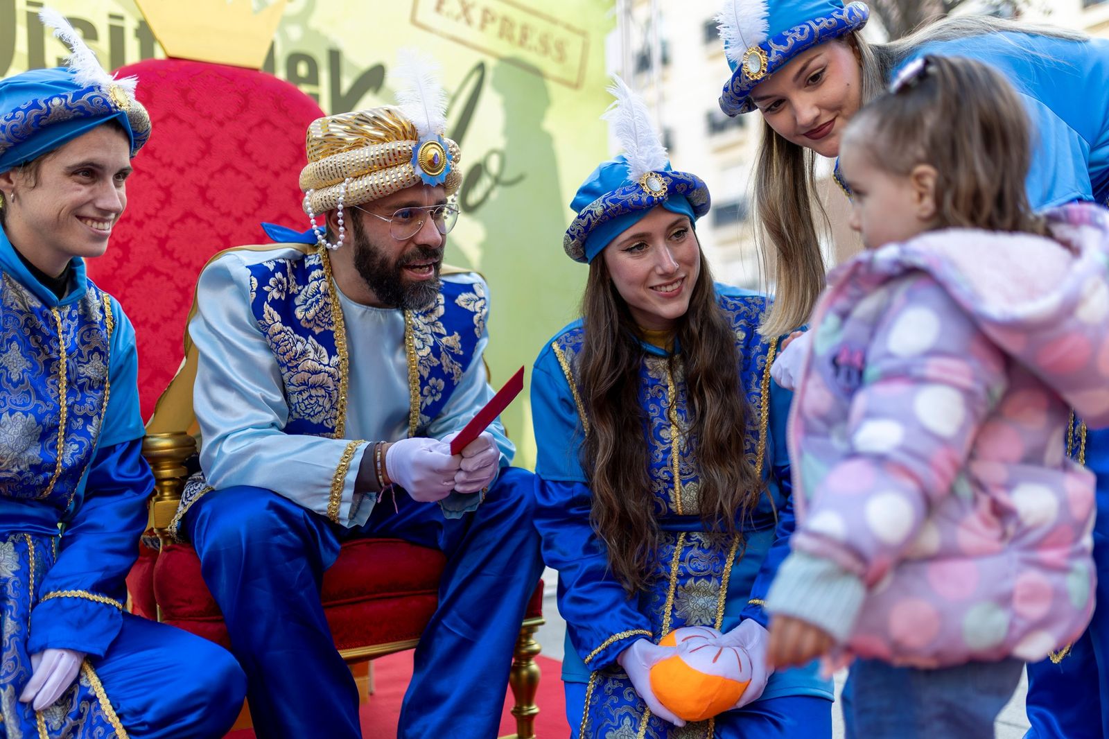 Los Pajes Reales recogen las cartas de los más pequeños de Huelva.