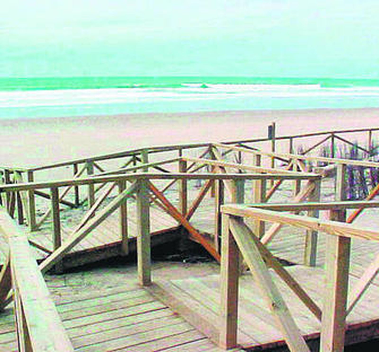 Las pasarelas de acceso a la playa evitan dañar el sistema dunar.