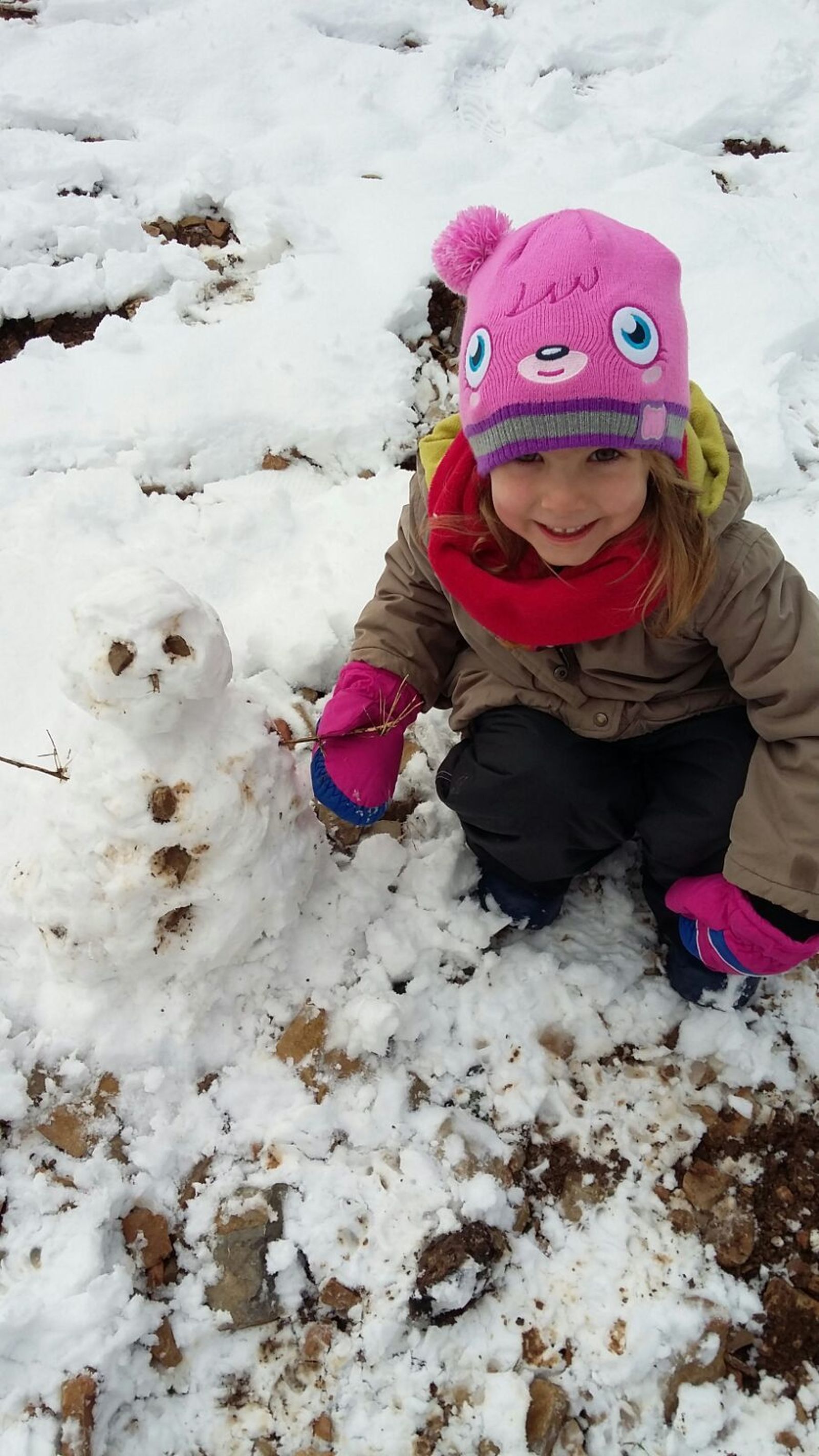 Una  niña juega con la nieve en Algámitas.