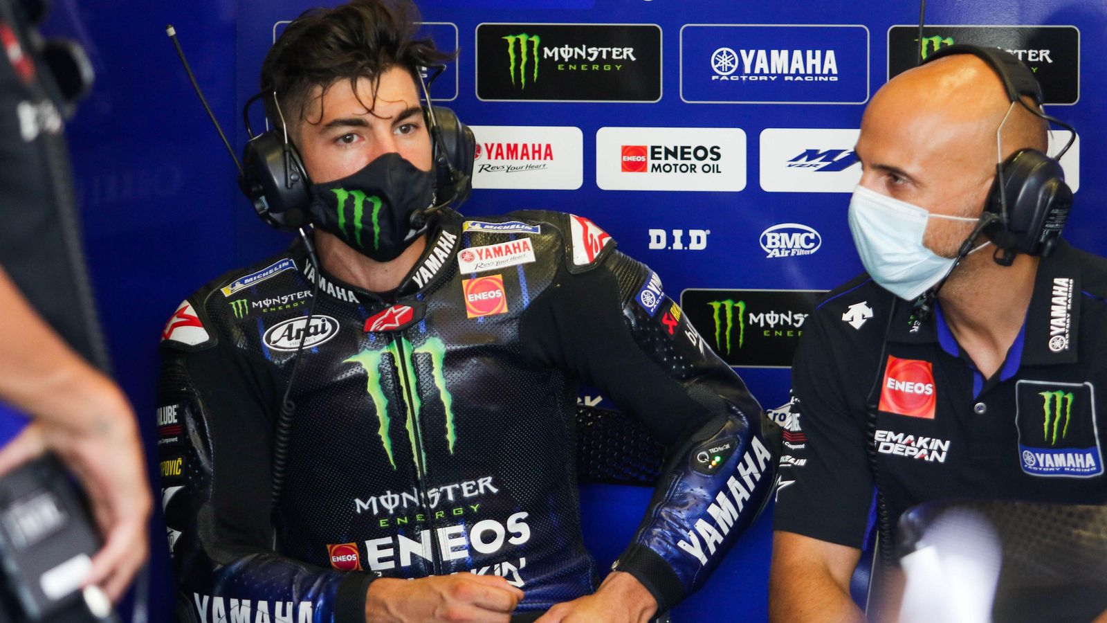 Maverick Viñales, sudando la gota gorda en su box.