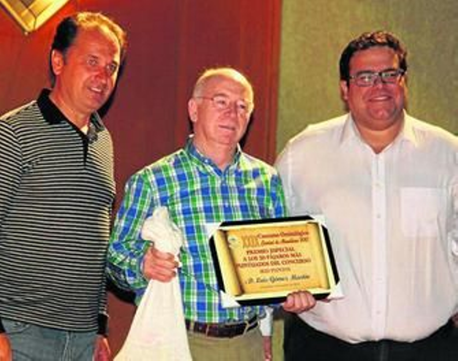 El criador Luis Gómez, recibió un premio especial a los 20 pájaros más puntuados del concurso